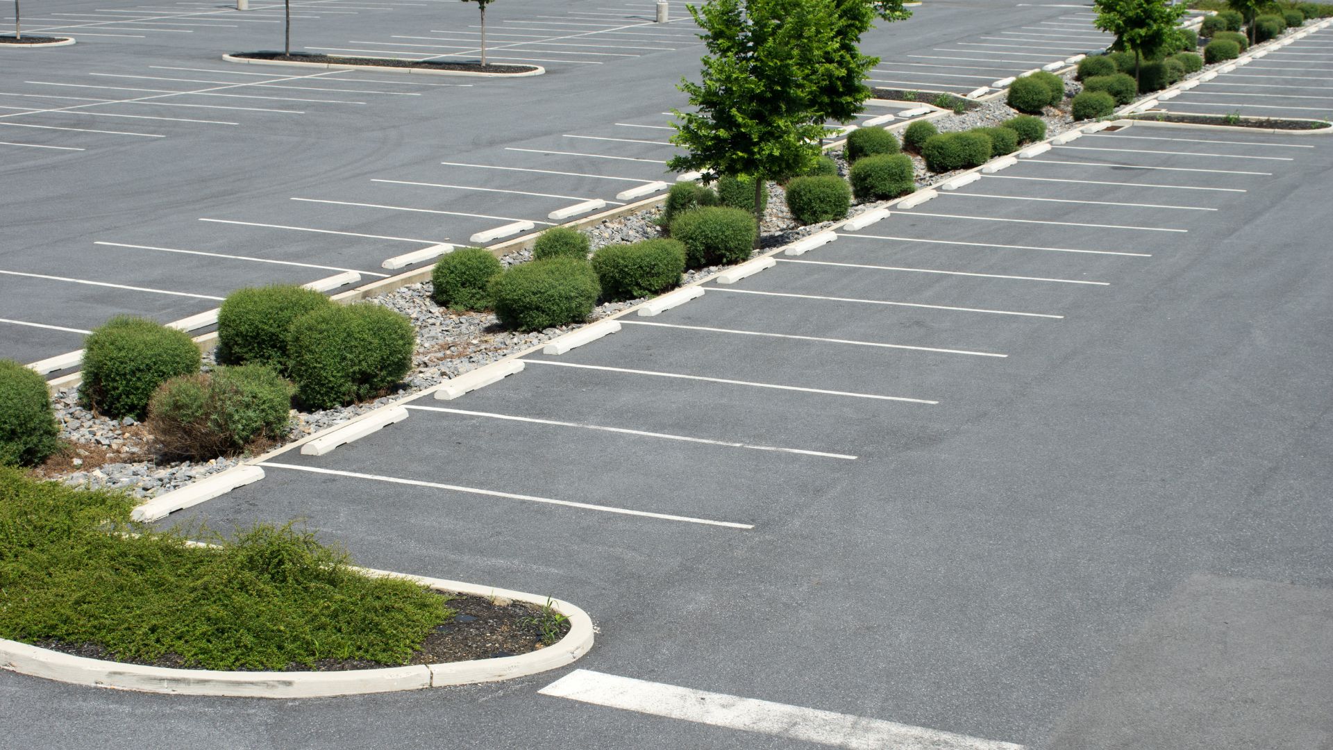 clean parking lot - JR4U Pressure Washing